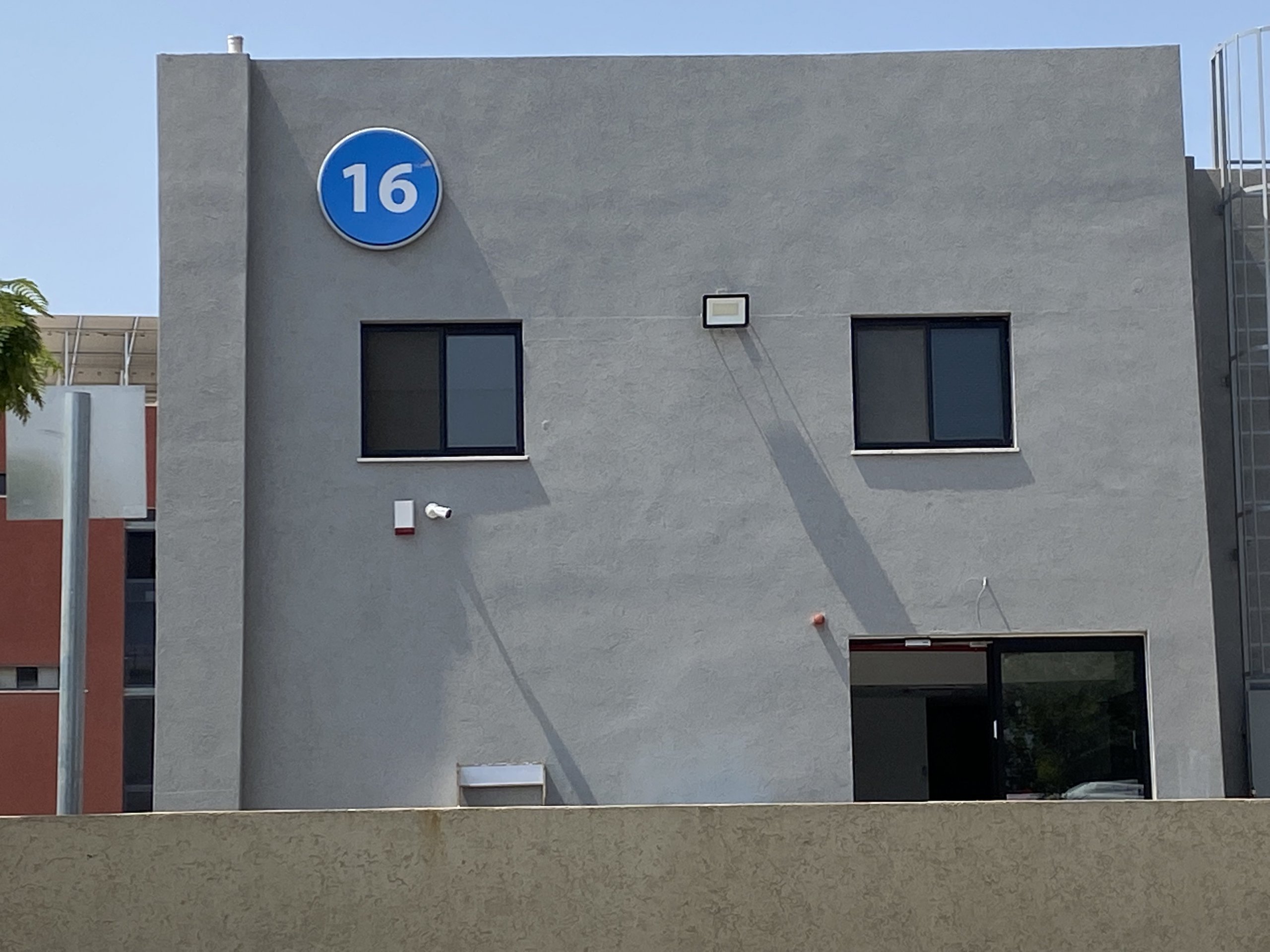 עיגול על בנין 16 כחול